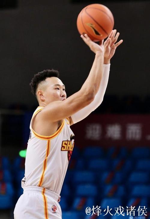 贺希宁：主场首战准备好了，有主场球迷的支持我们在心理上更有优势